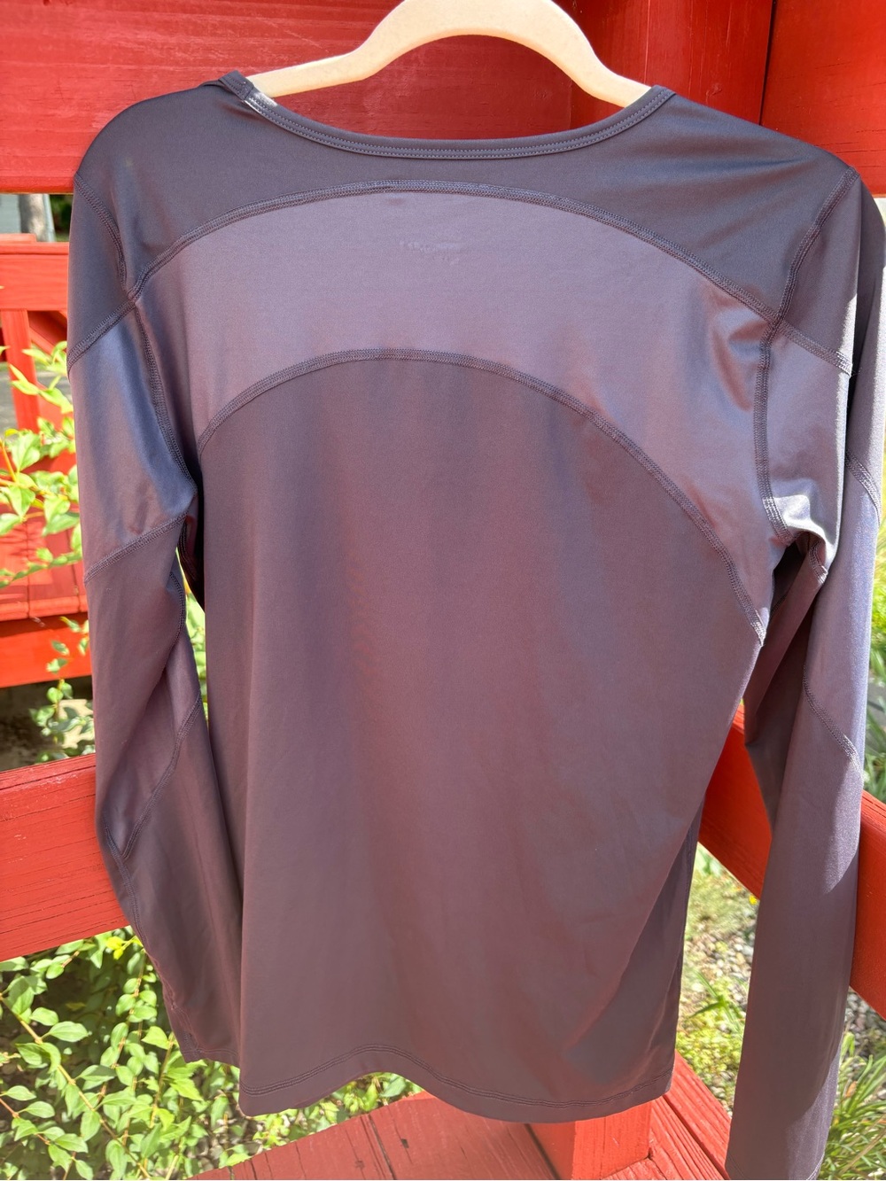 GapBodyFit Women’s Long Sleeve Performance Athletic Top – Size Medium